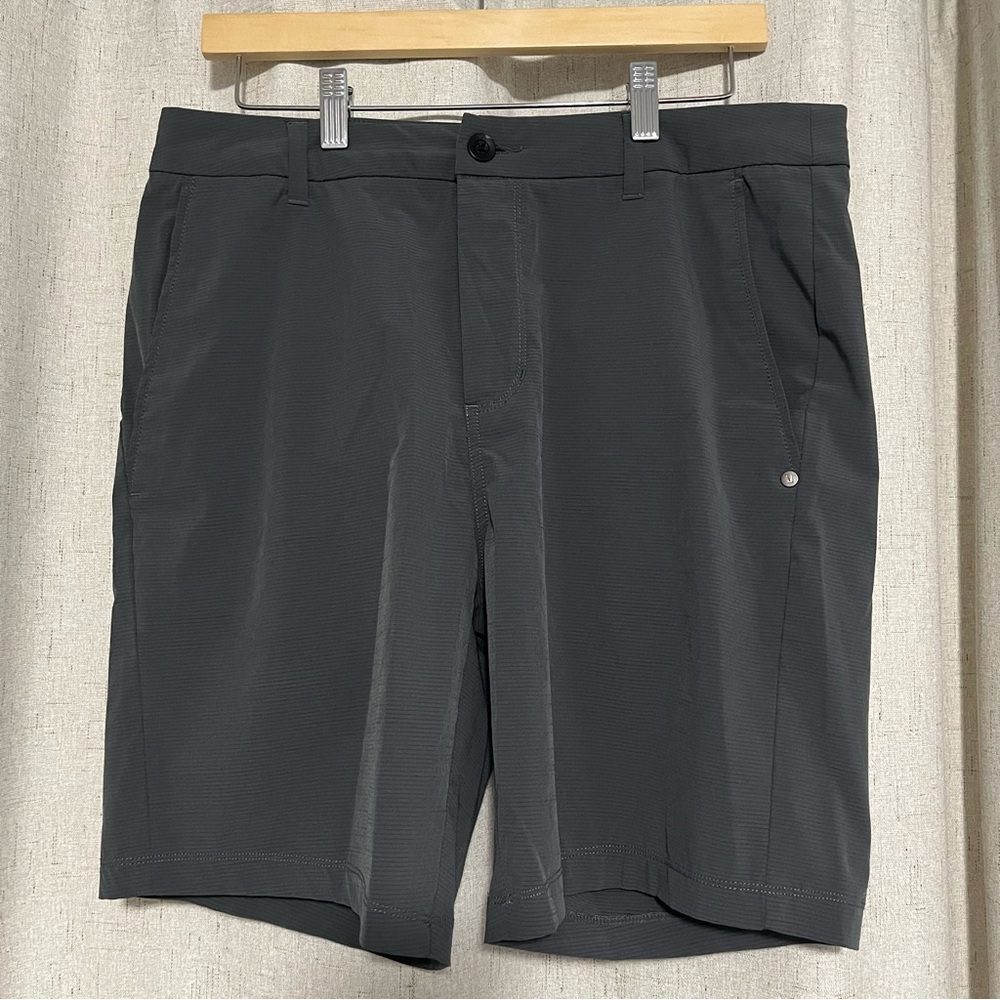 Vuori  Shorts Mens Size 32 Chino Shorts 32" Waist Athletic Training Performance